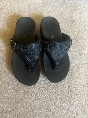 Vionic Black Buckle Thong Sandals